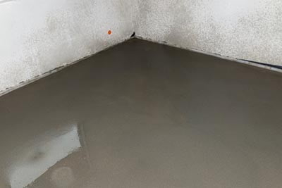 Watering a newly poured floor screed at home to prevent it from